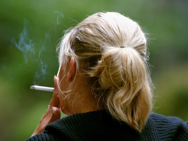 Пушачите не усещат сладкото и се тъпчат повече