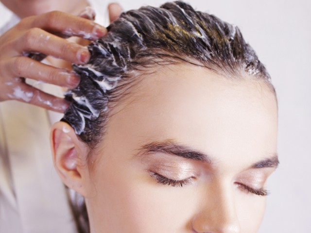 Блестяща и здрава коса. Измиване със шампоан и масаж на скалпа