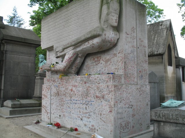 Гробът на Оскар Уайлд в Пер Лашез, Париж е почитан от хомосексуалистите