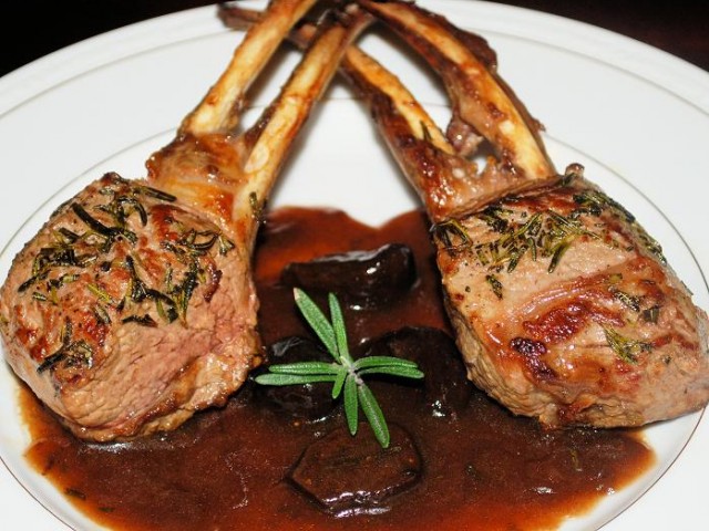 Агнешки котлет със сос "Робер" и розмарин
