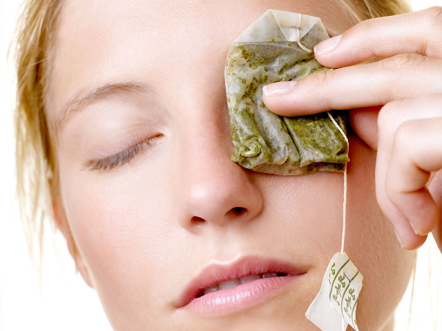 Чаят премахва торбичките под очите