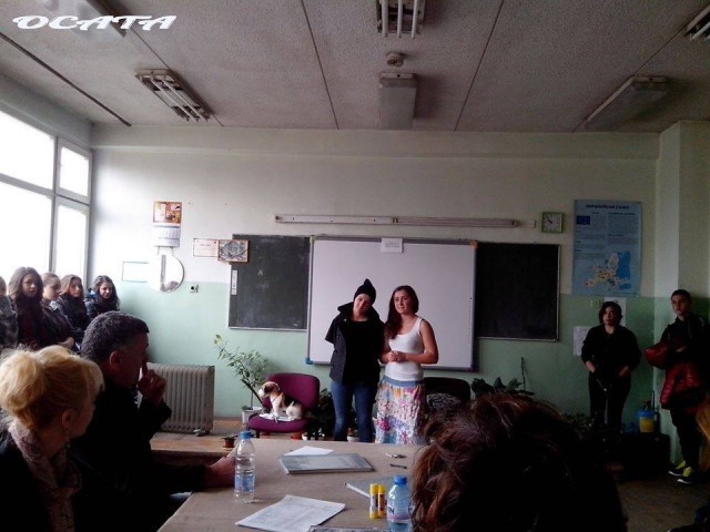 Актьорът Веселин Калановски гледа ученици в Румънския лицей