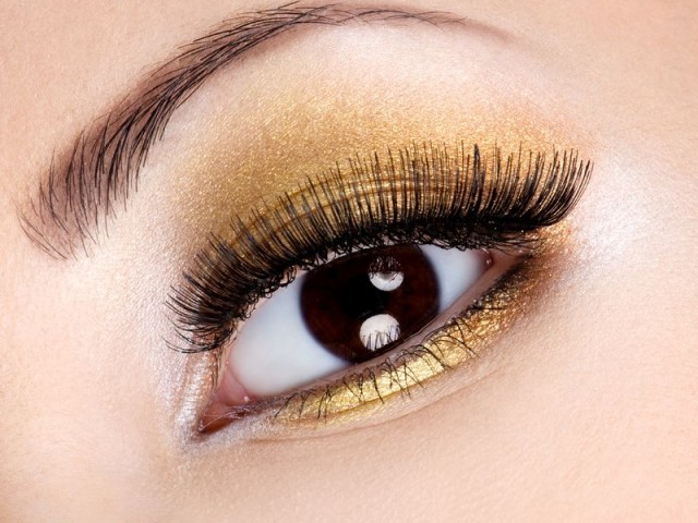 Удължаване на мигли чрез поставяне на изкуствени косъм по косъм