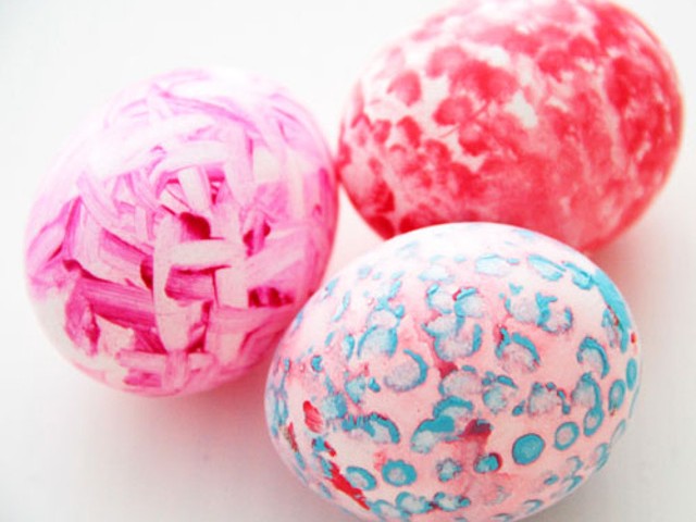 Боядисване на яйца за великден с клечки за уши