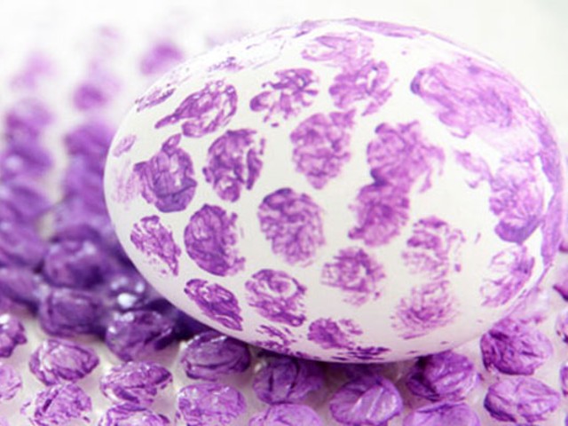 Боядисване на яйца за великден с опаковъчен найлон