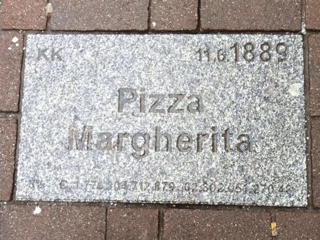 Пица маргарита. Табела в пицария ди Бранди, Неапол