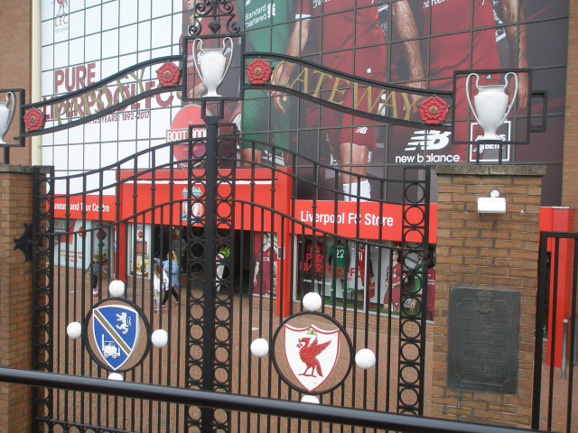 Вход към легендарната трибуна The Cop(копа) на Анфилд