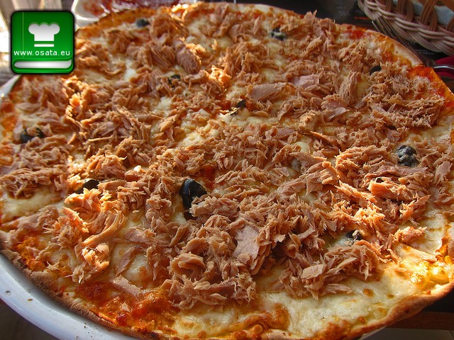 Рецепта за пица "ил тонно бианко" със сметана и маслини