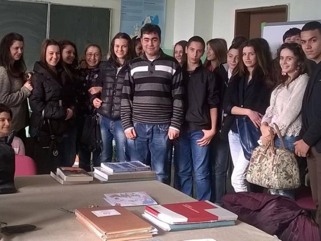 Авторът на "Черният ангел" с ученици от Румънския лицей