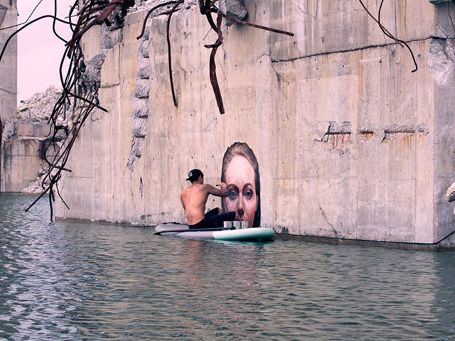 Шон създава серия от улични стенописи, изобразяващи красиви жени, които сякаш излизат от водата.